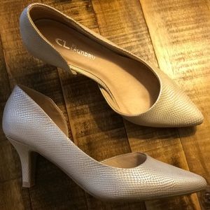 NWT gold metallic pumps.